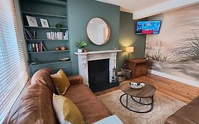Seabreeze Pet Friendly 3 Bedroom House By The Sea